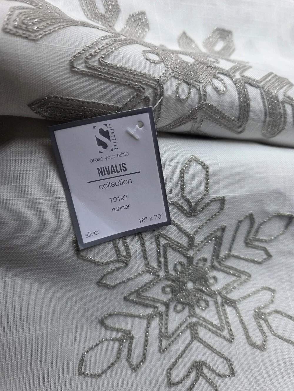 Saro Lifestyle Nivalis Collection Snowflake Design Runner